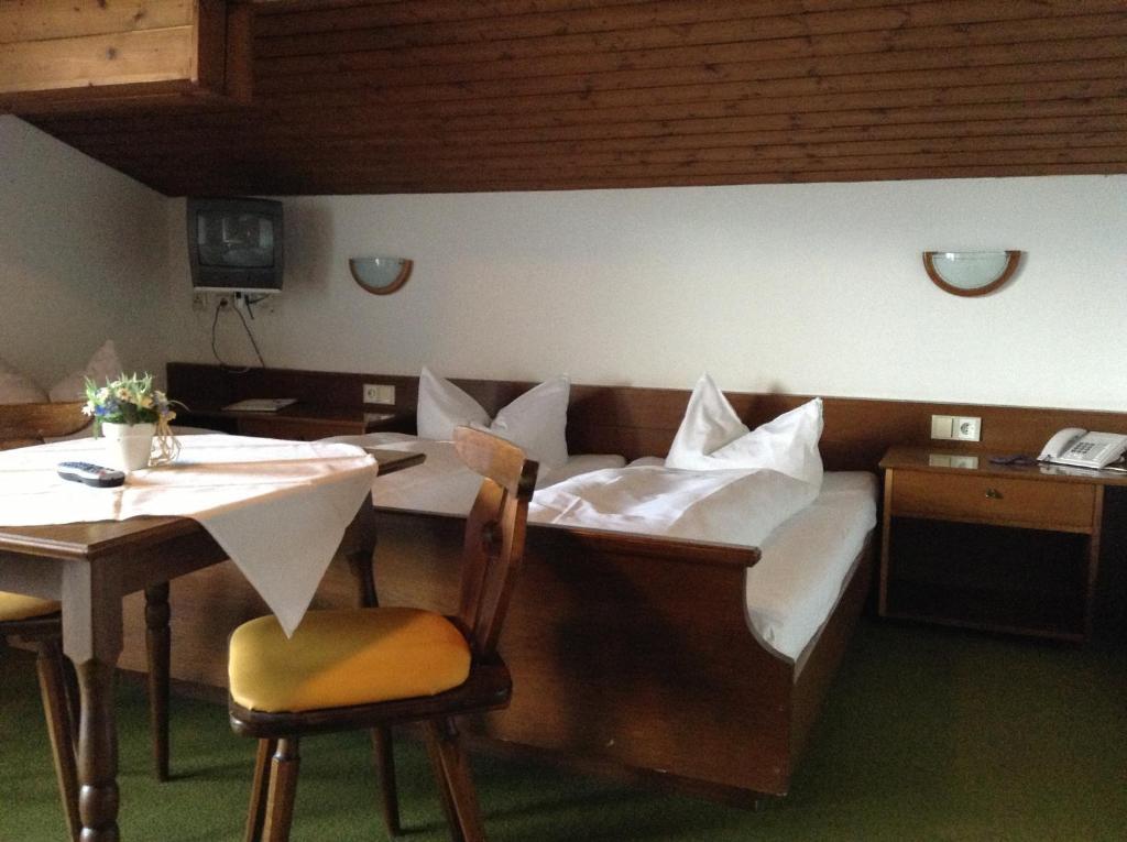 Hotel St. Hubertushof Zell am See Room photo