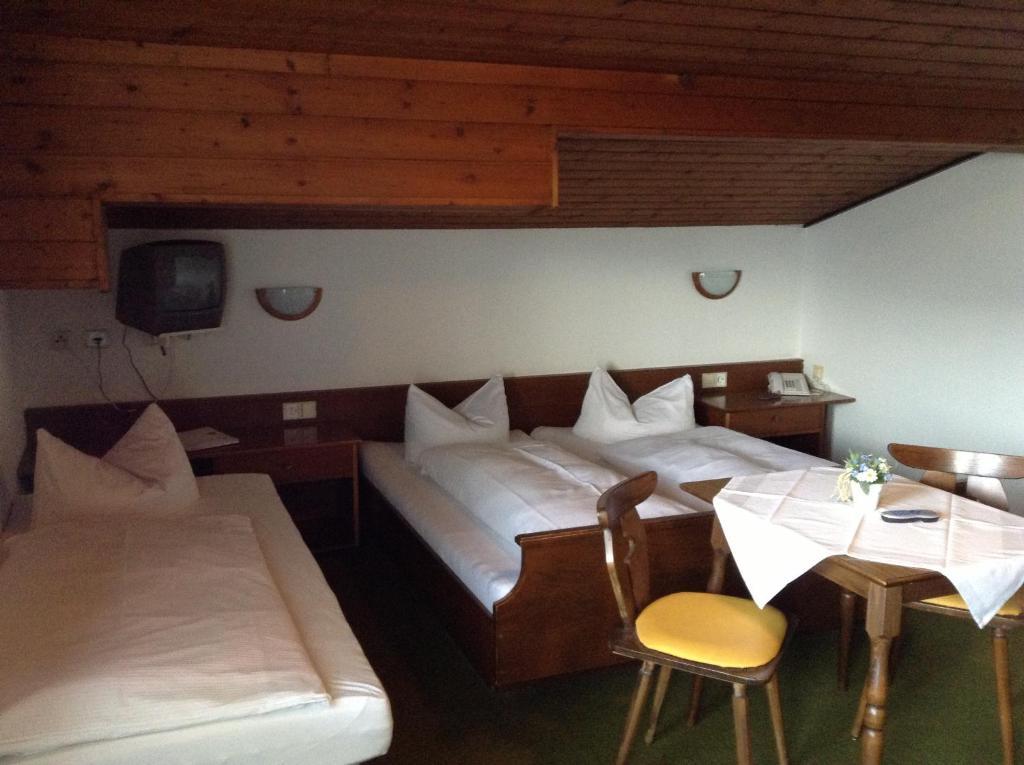 Hotel St. Hubertushof Zell am See Room photo