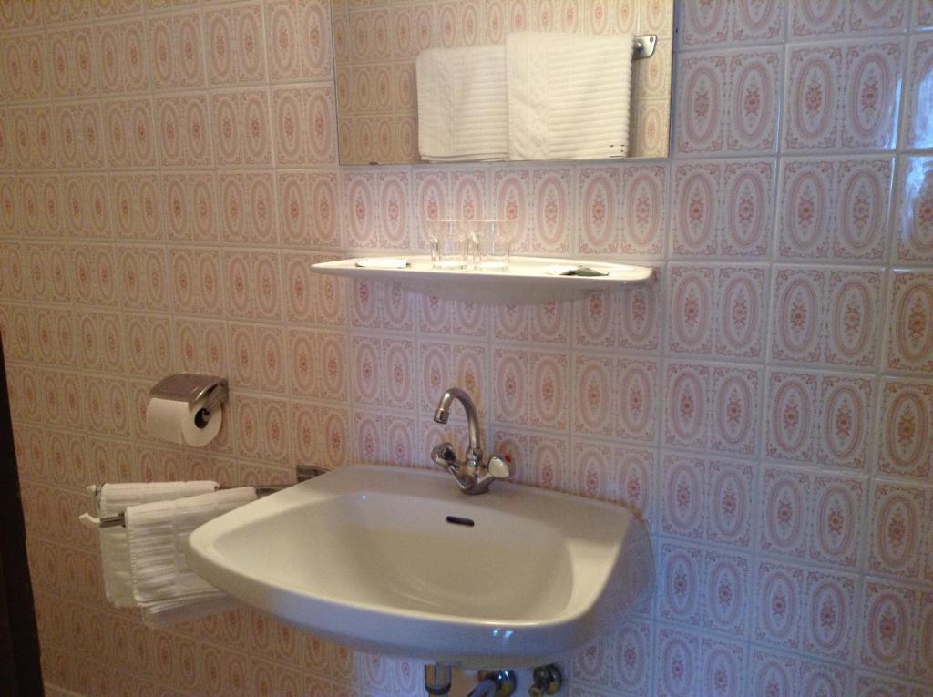 Hotel St. Hubertushof Zell am See Room photo
